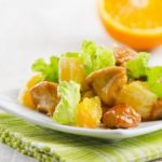 Салат с курицей, апельсинами и миндалем