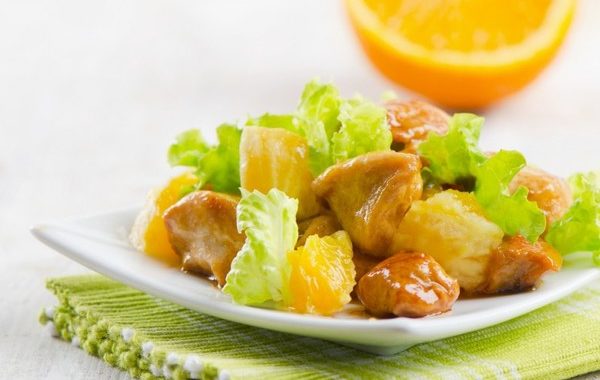 Салат с курицей, апельсинами и миндалем