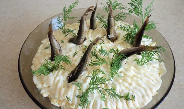 Салат рыбки в пруду со шпротами рецепт с фото пошагово