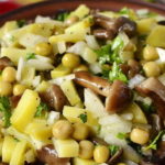 Постный салат с грибами и рисом