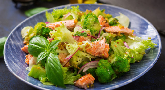 Салат из лосося с брокколи рецепт