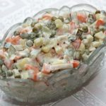 Салат из консервированных кальмаров