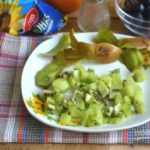 Салат с курицей, авокадо и киви