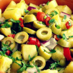 Теплый картофельный салат с маслинами и перцами