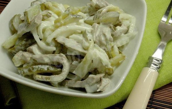 Мясной салат с солеными огурцами