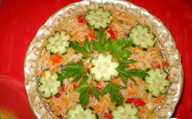Салат фунчоза с овощами и мясом